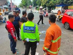 Pengendara Motor Kritis Usai Tabrak Mobil Damkar di Pasuruan