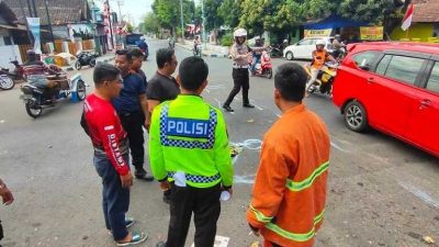 Pengendara Motor Kritis Usai Tabrak Mobil Damkar di Pasuruan