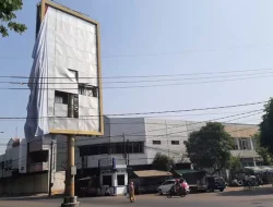 Material Papan Reklame di Kota Pasuruan Terkelupas Ancam Pengguna Jalan